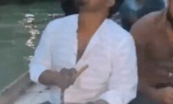 नाव पर गंगा में चिकन एवं हुक्का पार्टी- अब भडक उठे साधु महात्मा नाव पर गंगा में चिकन एवं हुक्का पार्टी- अब भडक उठे साधु महात्मा