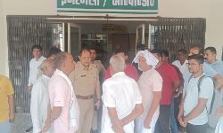 दो बाइकों की टक्कर के बाद बस से कुचलकर दो लोगों की मौत- मचा कोहराम दो बाइकों की टक्कर के बाद बस से कुचलकर दो लोगों की मौत- मचा कोहराम