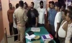 BJP नेता ने दिखाया जलवा-पुुलिस वालों को दी वर्दी उतरवाने की धमकी BJP नेता ने दिखाया जलवा-पुुलिस वालों को दी वर्दी उतरवाने की धमकी