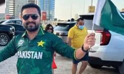 भारत पाक मुकाबले में शराब कारोबारी ने लहराया पाक का झंडा-फोेटो वायरल भारत पाक मुकाबले में शराब कारोबारी ने लहराया पाक का झंडा-फोेटो वायरल