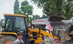 सपा दफ्तर के बाहर दहाड़ा बुलडोजर- तोडफोड कर कई दुकानें जमीदोंज सपा दफ्तर के बाहर दहाड़ा बुलडोजर- तोडफोड कर कई दुकानें जमीदोंज