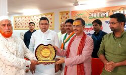 अमृत महोत्सव को ऐतिहासिक बनाने पर विभिन्न हस्तियां सम्मानित