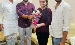 भाजपा नेता ने ऑल इंडिया टॉपर का सम्मान कर किया उत्साहित भाजपा नेता ने ऑल इंडिया टॉपर का सम्मान कर किया उत्साहित