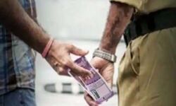गजब-चालानी कार्यवाही से बचाने को DCP से ही मांग ली घूस और फिर.. गजब-चालानी कार्यवाही से बचाने को DCP से ही मांग ली घूस और फिर..