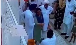 ..और बहस के बाद पति ने एमएलए के गाल पर जड़ दिया थप्पड़