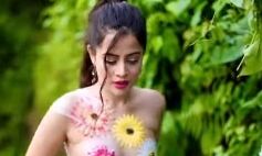 चंद फूलों से ढका अभिनेत्री ने अपना बदन- यूजर बोला तुम्हारे लिये खुला है..