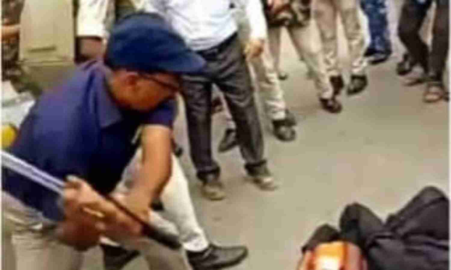 रोजगार मांग रहे युवाओेेें पर लाठियां बरसाने वाले ADM पर कार्यवाही शुरू