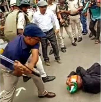 रोजगार मांग रहे युवाओेेें पर लाठियां बरसाने वाले ADM पर कार्यवाही शुरू रोजगार मांग रहे युवाओेेें पर लाठियां बरसाने वाले ADM पर कार्यवाही शुरू