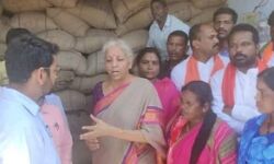 राशन की दुकानों पर नही PM की तस्वीर तो वित्तमंत्री ने ली DM की क्लास राशन की दुकानों पर नही PM की तस्वीर तो वित्तमंत्री ने ली DM की क्लास