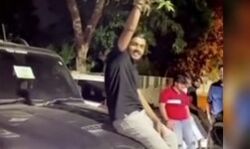 बर्थडे पर कार बोनट पर बैठकर की हर्ष फायरिंग-भाई को अब ढूंढ रही पुलिस बर्थडे पर कार बोनट पर बैठकर की हर्ष फायरिंग-भाई को अब ढूंढ रही पुलिस