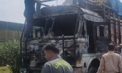 हाईवे पर युवक को कुचलने वाले आलू भरे ट्रक में भीड़ ने लगाई आग हाईवे पर युवक को कुचलने वाले आलू भरे ट्रक में भीड़ ने लगाई आग