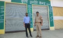 खाद बीज की दुकानों पर चौकी प्रभारी के संग अधिकारी ने किया निरीक्षण