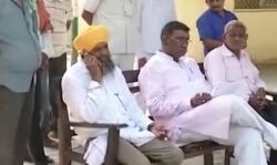 DM दफ्तर पर मंत्री का धरना-फूले प्रशासन के हाथ पांव