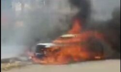 सड़क किनारे खडी कार में लगी आग तो राहगीर छोड़ भागे बाइक- लग गया जाम