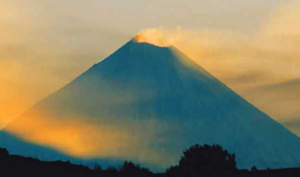ज्वालामुखी पर चढ़ने के दौरान हुए हादसे में छह लोगों की मौत