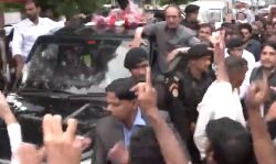 महंगाई के खिलाफ हल्ला बोल कर रहे कांग्रेसी गिरफ्तार-हुई जोरदार झडप महंगाई के खिलाफ हल्ला बोल कर रहे कांग्रेसी गिरफ्तार-हुई जोरदार झडप