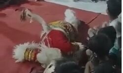 हनुमान जी का किरदार निभा रहे युवक की नाचते समय मौत ले गई जान हनुमान जी का किरदार निभा रहे युवक की नाचते समय मौत ले गई जान