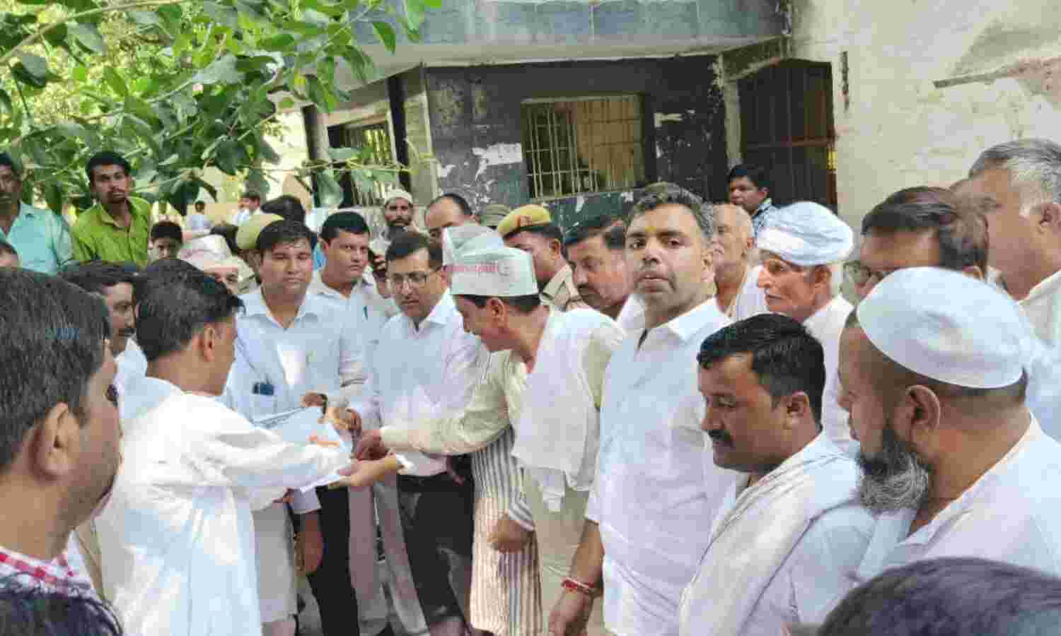 मांगों को लेकर प्रधान संगठन ने कचहरी में दिया धरना- ADM को सौंपा ज्ञापन