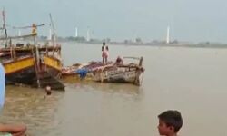 आधा सैकड़ा लोगों से भरी दो नाव टक्कर के बाद गंगा में समाई-दर्जनों लापता आधा सैकड़ा लोगों से भरी दो नाव टक्कर के बाद गंगा में समाई-दर्जनों लापता