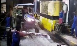 खनन माफिया की पुलिस को चुनौती- बैरियर तोड़कर निकली ट्रैक्टर ट्रॉलियां