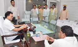 कलेक्टर ने कार्यालय में लगाया जनता दरबार - समस्याओं का किया निस्तारण कलेक्टर ने कार्यालय में लगाया जनता दरबार - समस्याओं का किया निस्तारण