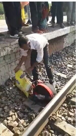 रेलवे ट्रैक पर ट्रेन के नीचे गिरा व्यक्ति ऐसे मौत को दे आया मात