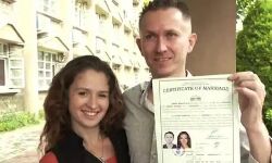 रूस यूक्रेन में जंग के बीच दोनों देश के लड़के-लड़की ने भारत में की शादी रूस यूक्रेन में जंग के बीच दोनों देश के लड़के-लड़की ने भारत में की शादी