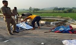 एक्सप्रेस-वे के किनारे में सो रहे लोगों को बेलगाम ट्रक ने कुचला एक्सप्रेस-वे के किनारे में सो रहे लोगों को बेलगाम ट्रक ने कुचला