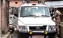 प्रधान पति ने दी घर गिराने की धमकी तो 20 परिवारों में लगाए ऐसे पोस्टर