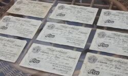 दंपत्ति ने घर में पड़ा पुराना नोट बेचा तो छप्पर फाडकर बरस गये नोट