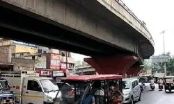 बाइक पर स्टंट दिखा रहे किशोर हवा में उछले और फ्लाई ओवर से ऐसे खाई.. बाइक पर स्टंट दिखा रहे किशोर हवा में उछले और फ्लाई ओवर से ऐसे खाई..