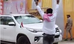 योगी की सुरक्षा में हुई चूक -सामने आए युवक ने दिखाए काले कपड़े