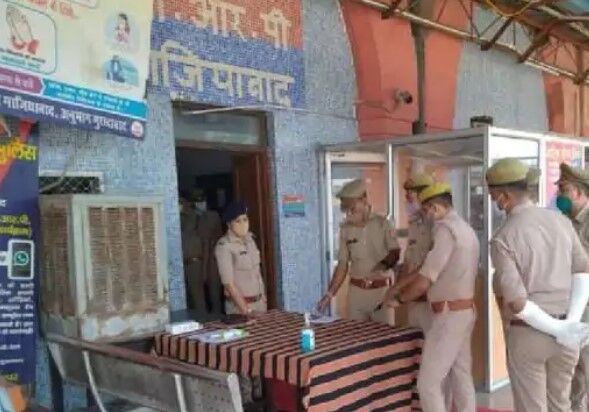 बगैर टिकट सिपाही टोकने की खुन्नस में टीटीई के साथ कर गया ऐसा काम बगैर टिकट सिपाही टोकने की खुन्नस में टीटीई के साथ कर गया ऐसा काम