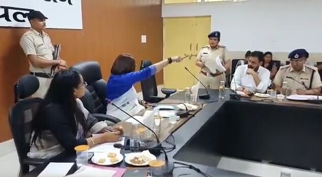 भरी मीटिंग में महिला आयोग की अध्यक्ष ने पुलिस अधिकारी को निकाला बाहर