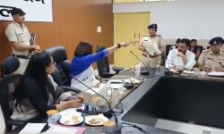 भरी मीटिंग में महिला आयोग की अध्यक्ष ने पुलिस अधिकारी को निकाला बाहर भरी मीटिंग में महिला आयोग की अध्यक्ष ने पुलिस अधिकारी को निकाला बाहर