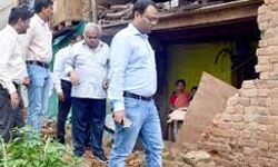 पहाड़ी इलाके में फटा बदल तो पानी के सैलाब में बह गए कई वाहन