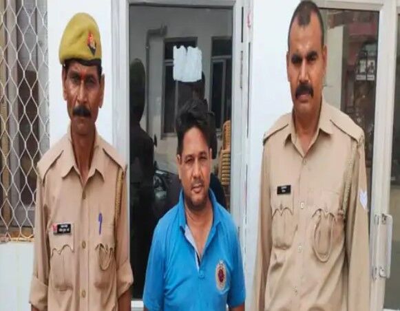 पुलिस की गतिविधियां मोबाइल में कैद करने को चोरी छिपे पहुंचा थाने और फिर