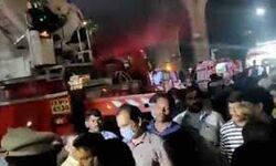 शोरुम में आग लगने से हुई मौतों के कारण मचा हड़कंप शोरुम में आग लगने से हुई मौतों के कारण मचा हड़कंप