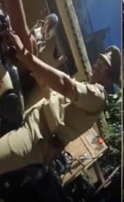 घूस के रुपए देख फूले नहीं समाए दरोगा जी ने मुस्कुराते हुए ऐसे थामे नोट