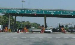 महंगा पड़ा बिजली अफसर से पंगा-कनेक्शन कटते ही टोल प्लाजा की बत्ती गुल