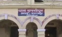 छापामार कार्यवाही में रंगरलियां मनाते पकड़े पति का पत्नी ने किया ऐसा हाल छापामार कार्यवाही में रंगरलियां मनाते पकड़े पति का पत्नी ने किया ऐसा हाल