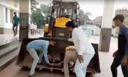 तोड़फोड़ में ही नहीं बुलडोजर जान बचाने में भी बन रहा है सहायक