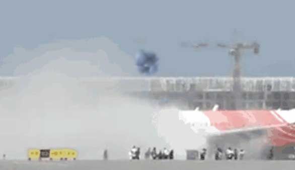 संकट में फंसी यात्रियों की जान-इंजन में लगी आग से धुंआ ही धुआ हुआ विमान