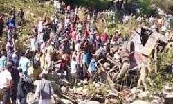 बस के खाई में गिरने से 10 लोगों की मौत, 27 घायल बस के खाई में गिरने से 10 लोगों की मौत, 27 घायल