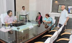 कलेक्टर ने अपने दफ़्तर में की जनसुनवाई - समस्याओं का किया निस्तारण कलेक्टर ने अपने दफ़्तर में की जनसुनवाई - समस्याओं का किया निस्तारण