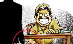 पुलिस सहायक उपनिरीक्षक रिश्वत लेते गिरफ्तार पुलिस सहायक उपनिरीक्षक रिश्वत लेते गिरफ्तार
