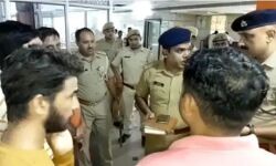 दुस्साहस-घर के बाहर खड़े युवक की गोली मारकर हत्या- मचा कोहराम दुस्साहस-घर के बाहर खड़े युवक की गोली मारकर हत्या- मचा कोहराम