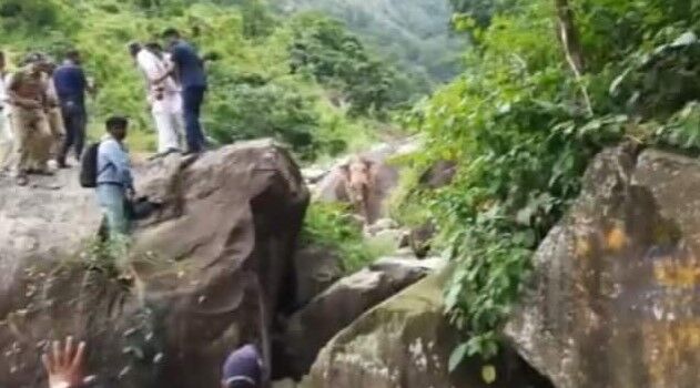 हाथी ने रोका काफिला- चट्टान पर चढकर पूर्व सीएम ने बचाई जान