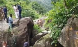 हाथी ने रोका काफिला- चट्टान पर चढकर पूर्व सीएम ने बचाई जान हाथी ने रोका काफिला- चट्टान पर चढकर पूर्व सीएम ने बचाई जान