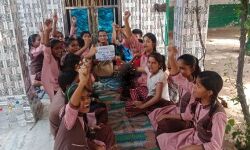 सीडीओ से नोकझोंक के बाद निलंबित शिक्षिका के साथ बच्चे भी धरने पर सीडीओ से नोकझोंक के बाद निलंबित शिक्षिका के साथ बच्चे भी धरने पर